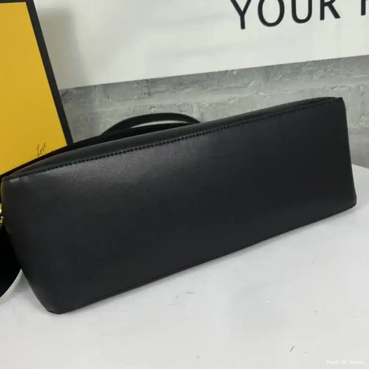 Vintage HOT In Leather Calf Shoulder Black Zip O'Lock Bag Fendi 0702